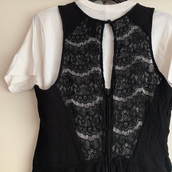 Want and Need flowy black lace keyhole back sleeveless short romper - Picture 7 of 9